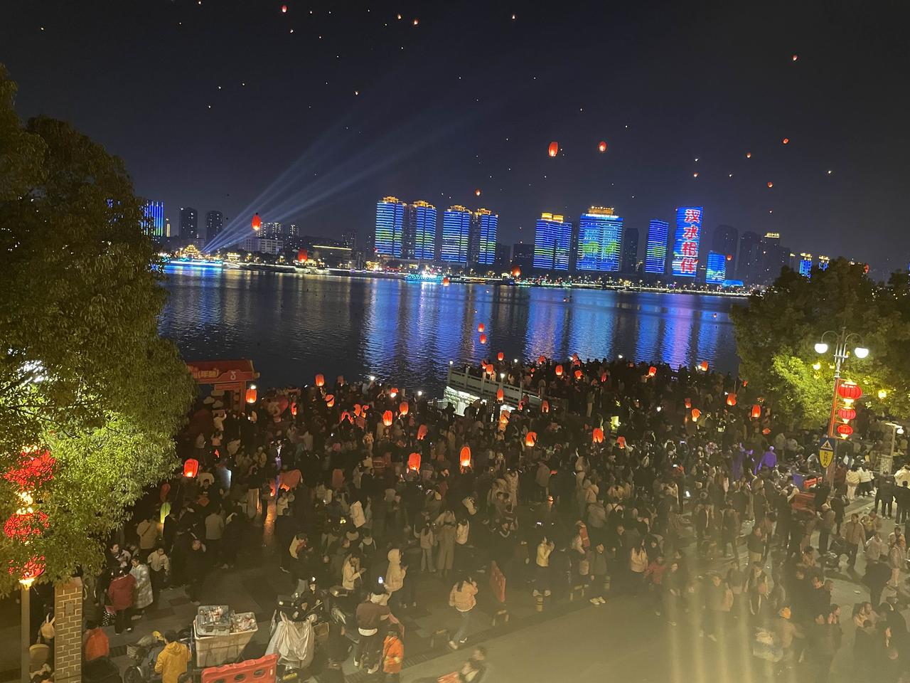 国内在用无人机表演，国外在用无人机打仗

窗外是烟花声，而不是炮弹声，
碗里是热