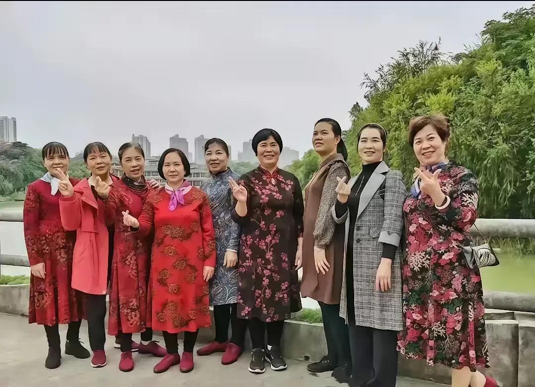 老人催年轻人生孩子，所以孩子应该由老人带
那如果年轻人不生呢，老了要怎么办？去养