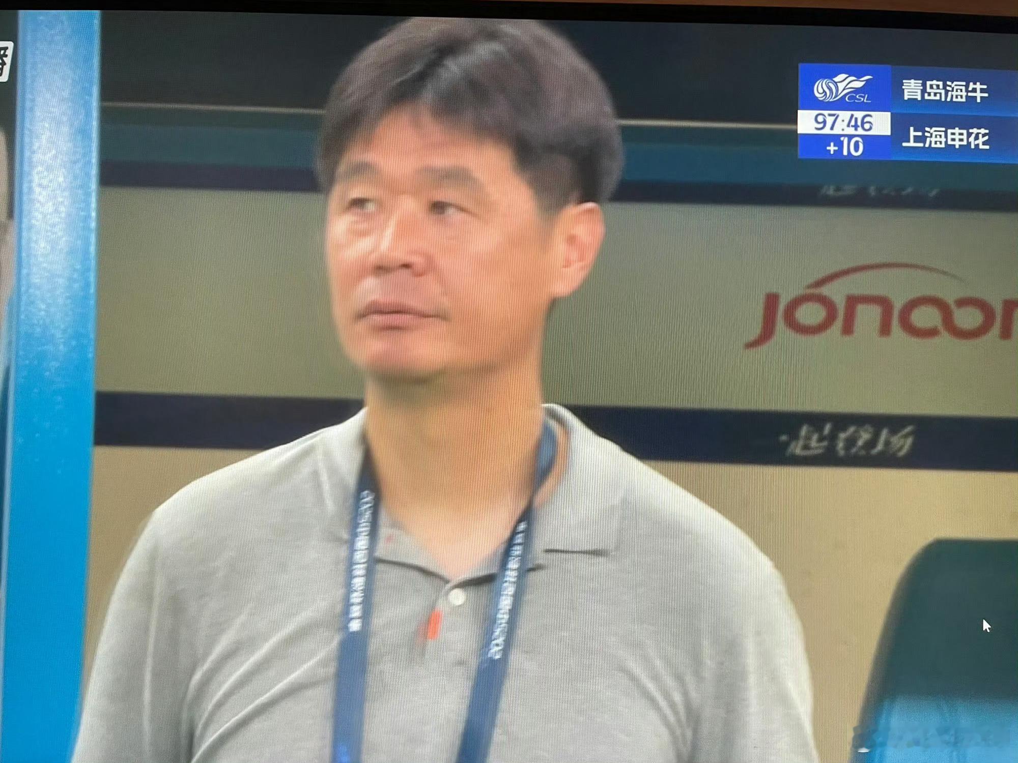李指导的脸色很难看，这比赛该说太戏剧性呢，还是说很无奈呢？ ​​​