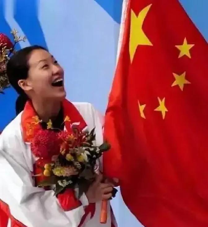 24年前，24岁的奥运冠军伏明霞被全网骂“贪钱嫁老头”，骂了至少十年。24年后，