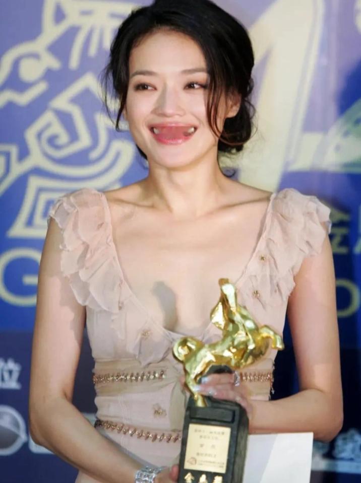 舒淇首当导演拿奖
舒淇第一次导演电影《女孩》就入围三大电影节，还拿了釜山最佳导演