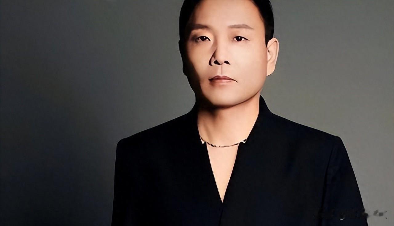 神曲还在唱，人设已崩塌，祁隆去哪了。
《等你等了那么久》这首歌，以前KTV里总有
