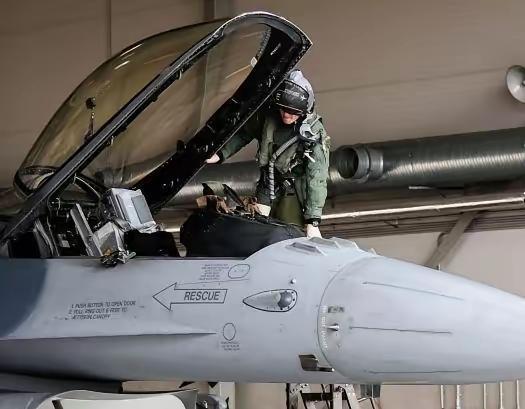 难怪乌克兰的F-16战机那么的厉害，原来这些战机驾驶员很多都是来自北约国家的，特