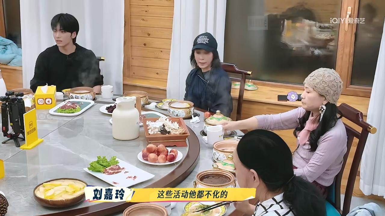 这俩人太有意思了
刘嘉玲说:“我老公不化妆的，他出席颁奖典礼这些活动他都不化的，