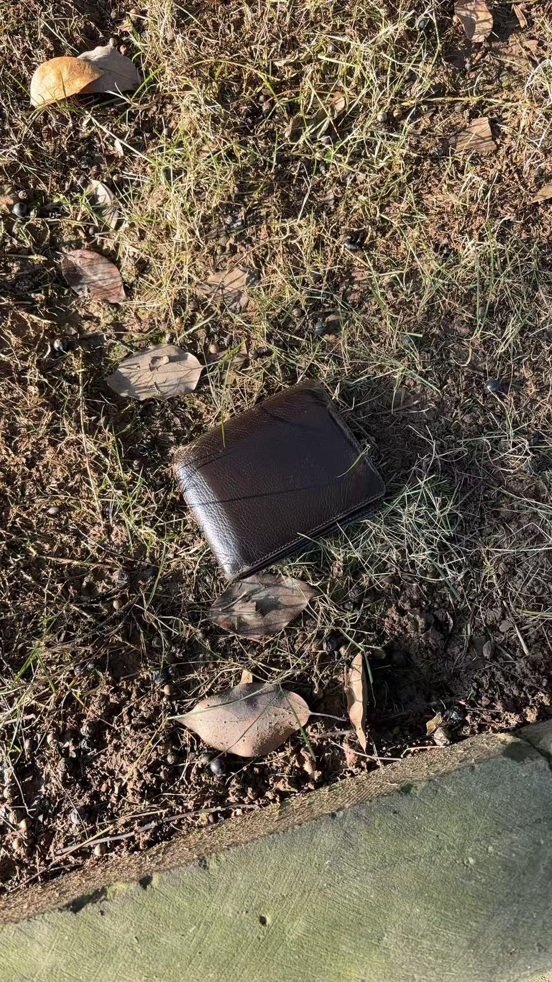 《拾金不昧的良好行为值得表扬》
老杨思想觉悟高，
出门散步捡钱包。
捡到钱包交公