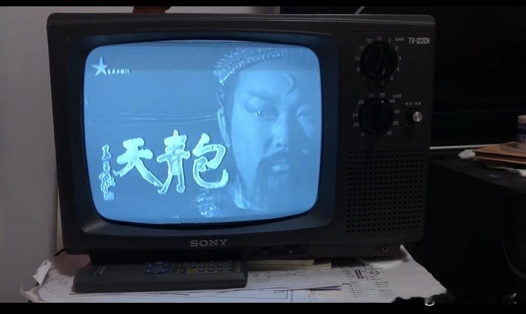 大约是92年，父亲买了第一台电视机，在这之前想看电视都是到村里邻居家里面看。那会