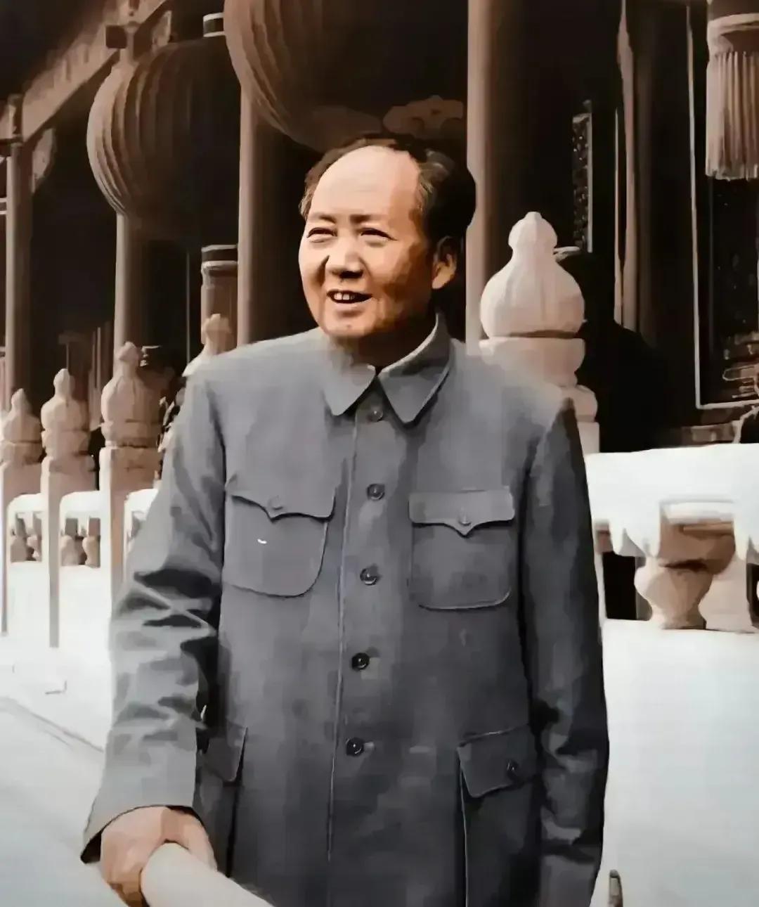 🙏请停留几秒，为伟人点个赞送朵花💐
《毛主席带领我们走向光明》
在历史的长河