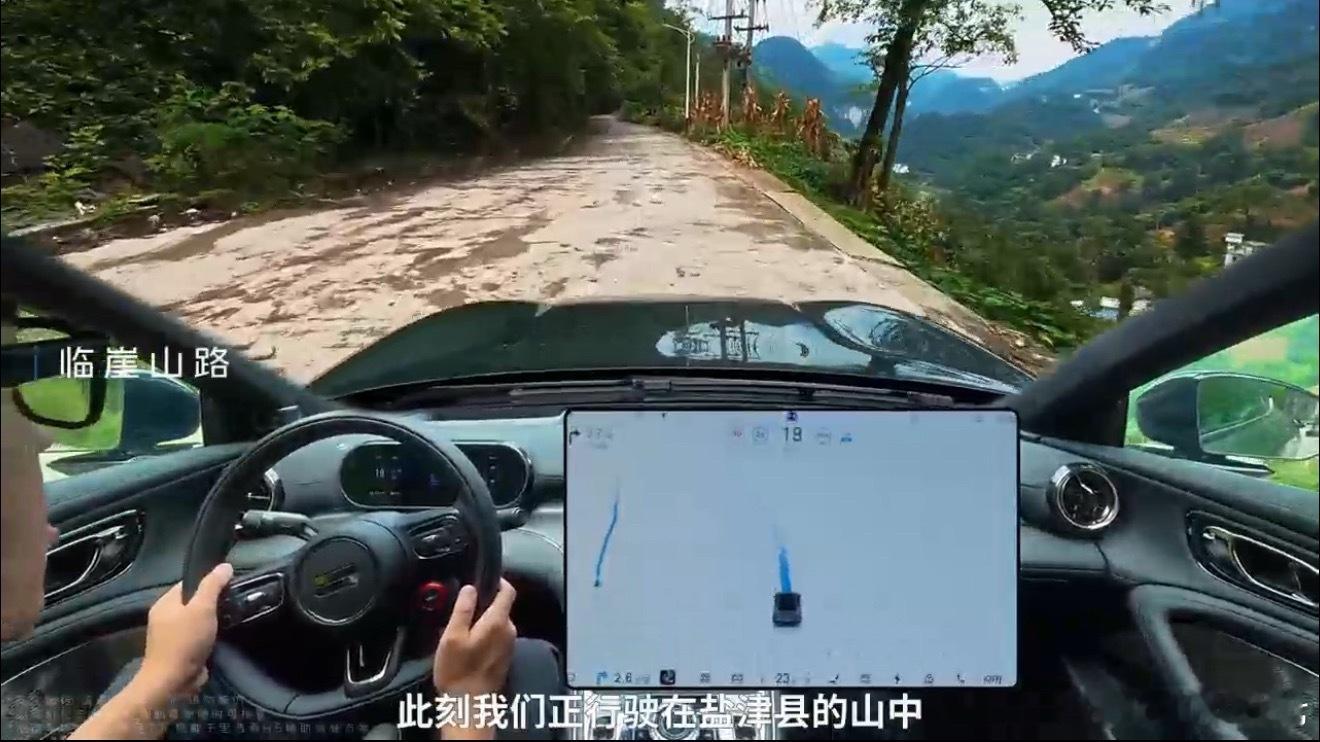盐津整个县城夹在两山峡谷中间，只有一条路，本身就很考验车技。这种山区路段，尤其下