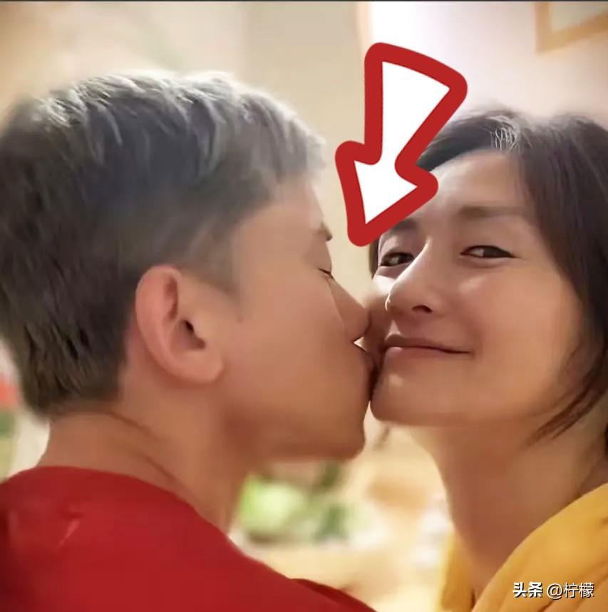 现在全网肠子都悔青的人，
估计就是谢娜了。本来以为自己为爱人打抱不平，会有很多人