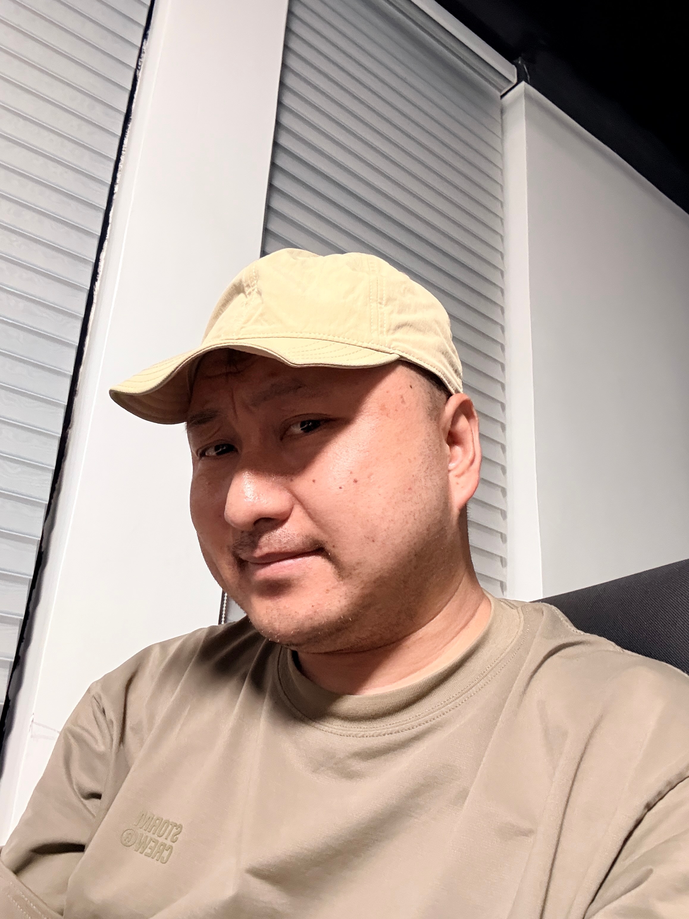 最近受到工作室同事的影响，开始买帽子，不过都很便宜，不超过 20 块的帽子，大家