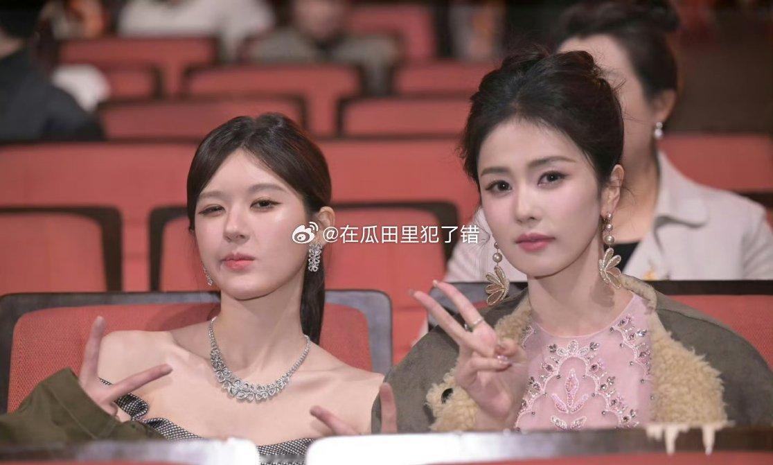 白鹿、赵露思 内场同框合影了[送花花] ​​​