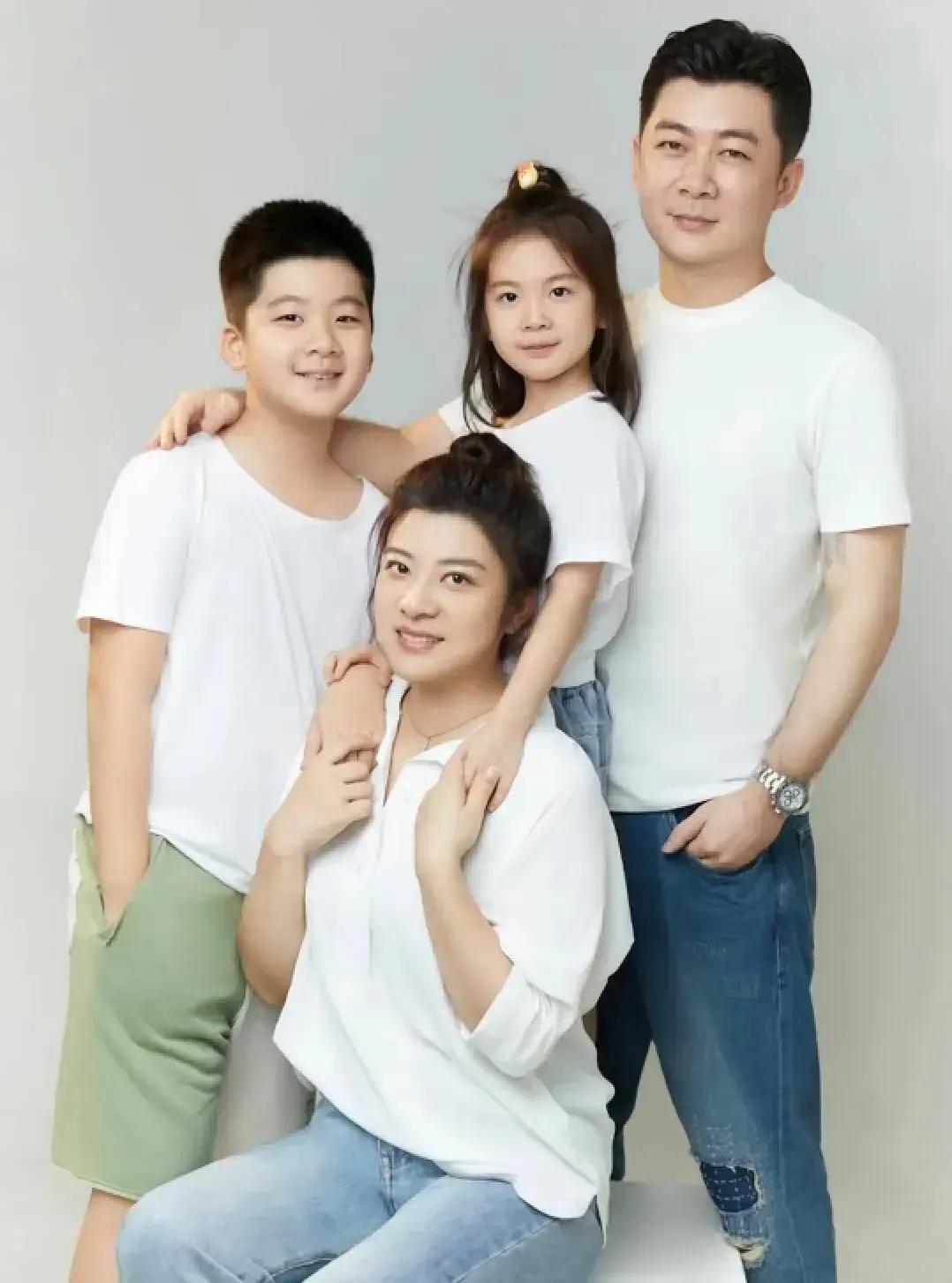 原来曹征早就儿女双全啦，两个娃娃长的真带劲。戏里戏外大不同，戏里他是个三观不正的