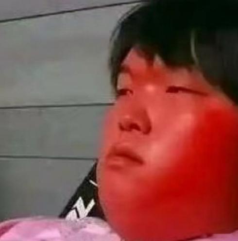 因为今年lpl现场和前几年不一样了，以前根本没有互动区，直接从大屏幕后台走出来。