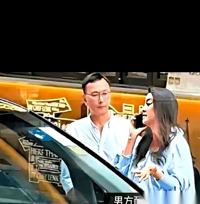 47岁的廖碧儿，和70岁的吕礼章，穿着一模一样的蓝色情侣衬衫在街头约会。
看到这