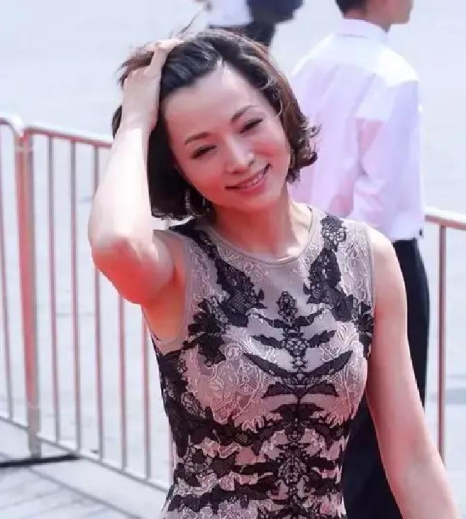 2026年6月22日，上海一所国际化小学的六年级毕业典礼上，董卿坐在家长后排，素