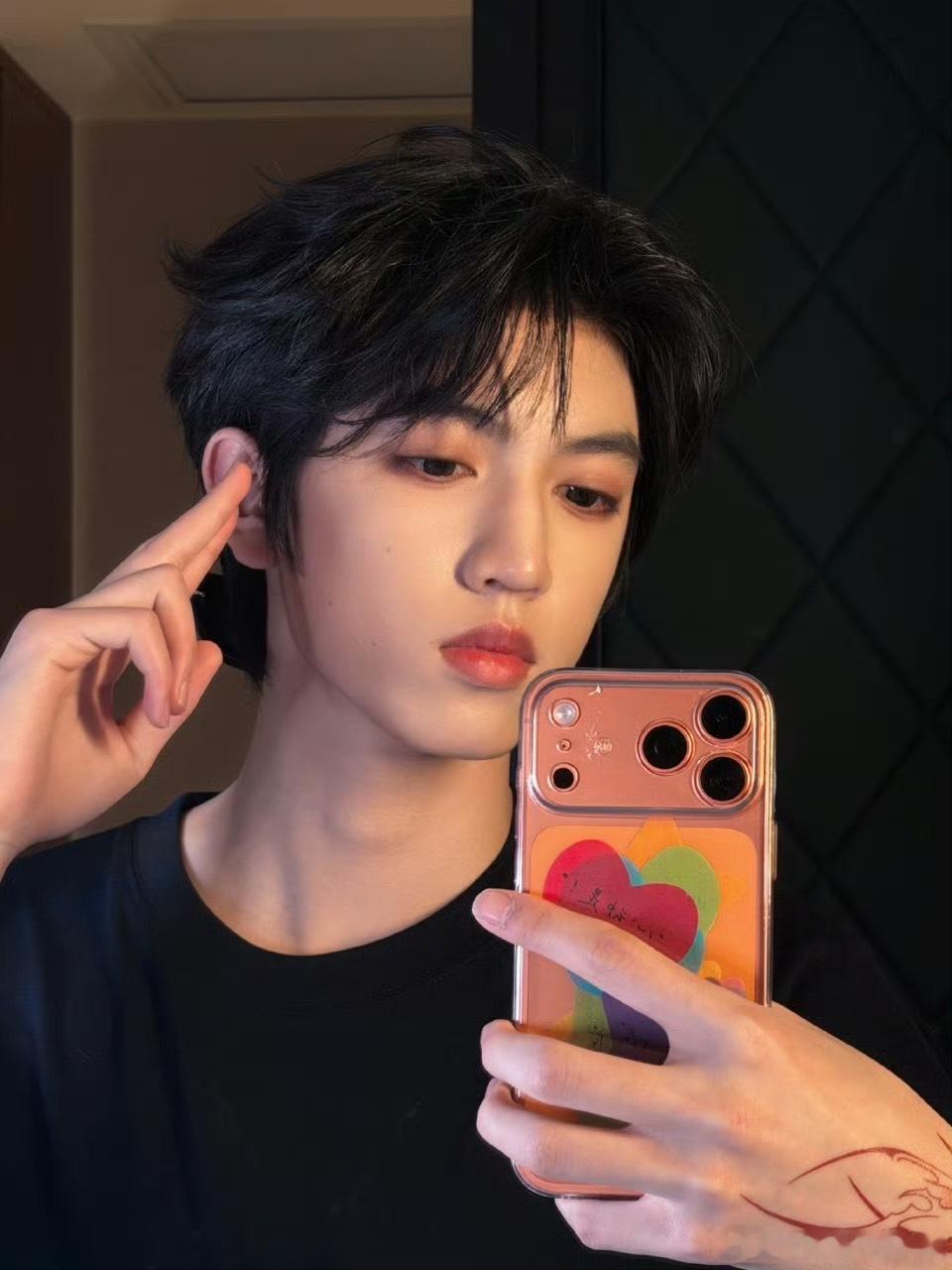 张桂源对镜自拍照 张桂源对镜拍好帅，很有立体感的脸型，期待明天的舞台🎆 