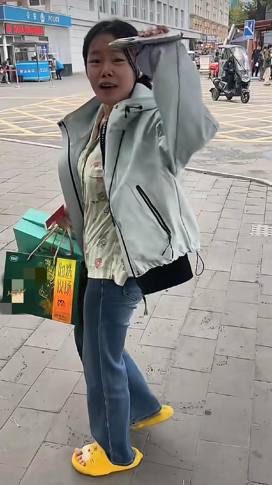 一名大学生女孩，匆匆向校门外走去，让大学生女孩感动落泪的一幕出现了……

这名大