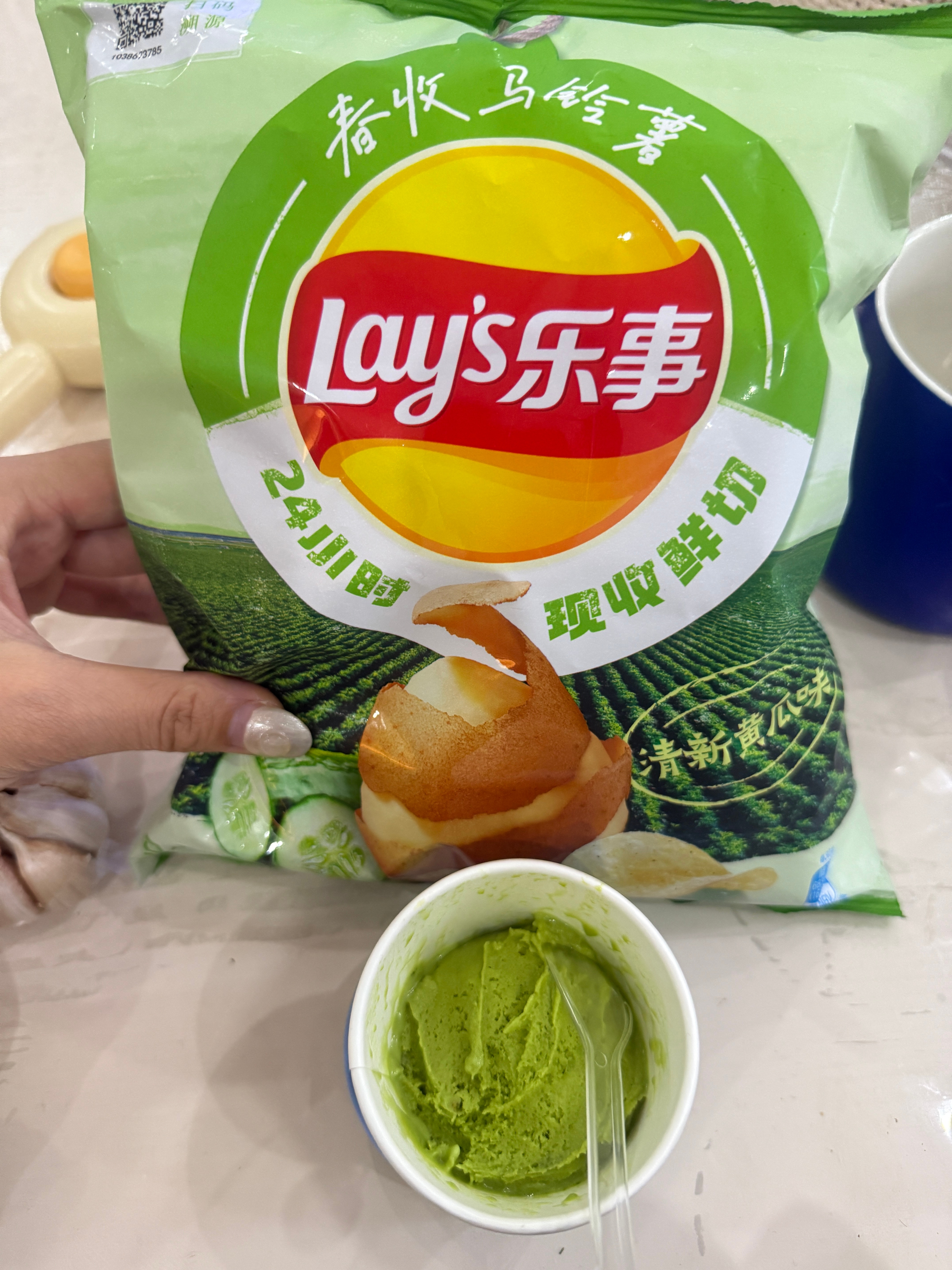 我以为这个版本的黄瓜薯片有啥不一样呢要说有的话：包装不一样左上角的码扫开可以看到