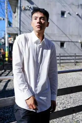 2026年4月1日，演员宋宁峰发布长文，正式承认婚内出轨事实。此前，狗仔曝光了他