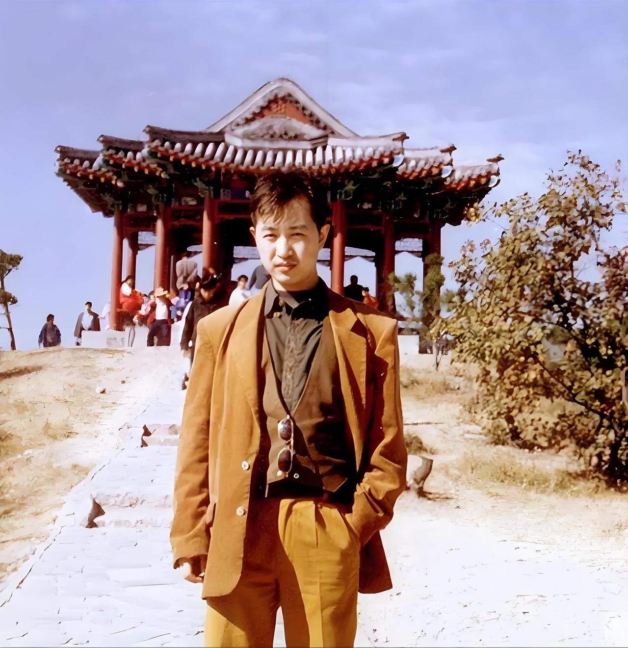 90年代的国民歌手，集作词作曲才华于一身，一首歌曲唱响大江南北，成为几代人的共同