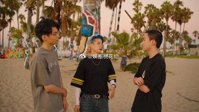 #Amber给KK当导游#  KK你小子就知足吧，居然还能找到Amber这种又美