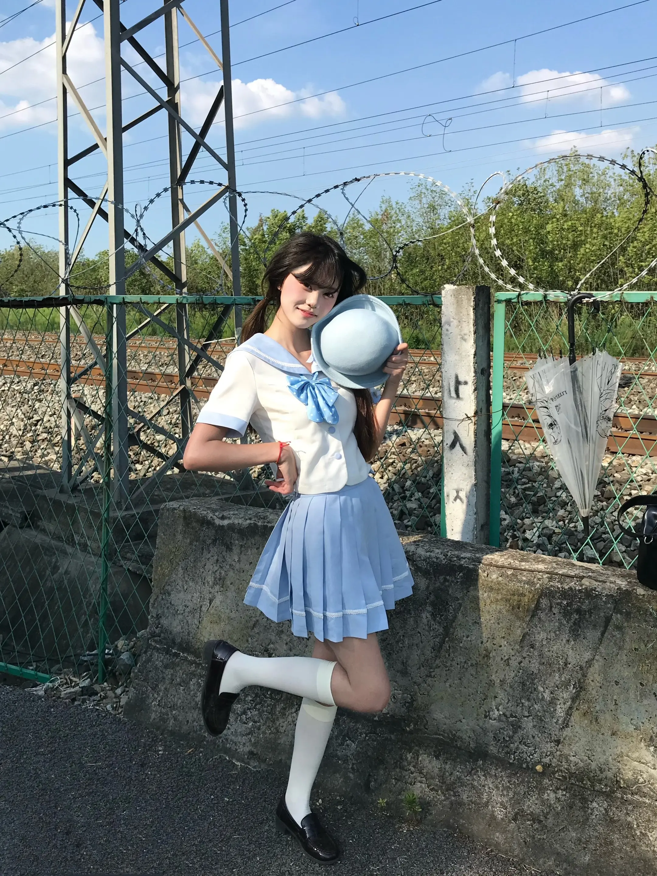 夏天请融化女孩们的悲伤，而不是我手里的冰淇淋
