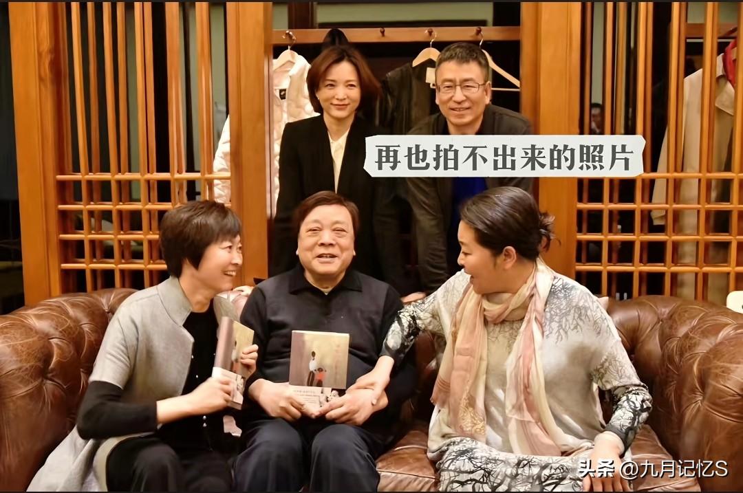 再也拍不出来的合影照片，永远的照片也算独一份了吧！
从左到右分别是：敬一丹、赵忠