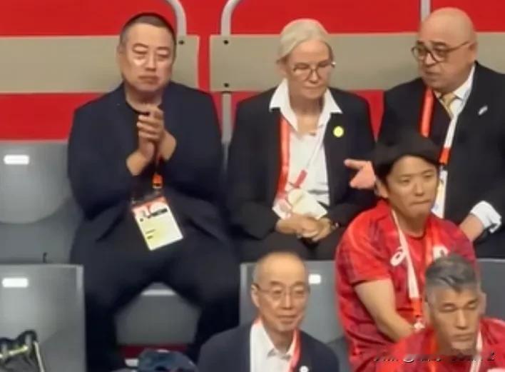 WTT举办的乒乓球赛事，国际乒联副主席刘国梁都会到颁奖现场，为获奖运动员颁奖。