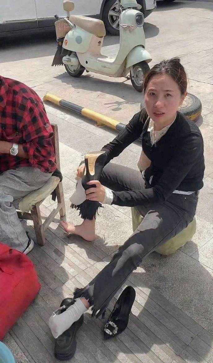 一身装束尽显气质，一坐路边，便接住生活里琐碎的小事。