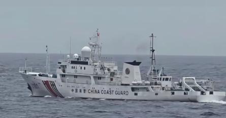 东沙爆发激烈对峙，台中舰威胁采取行动后，直接提速对着大陆海警船冲了过去，奉命撞舰