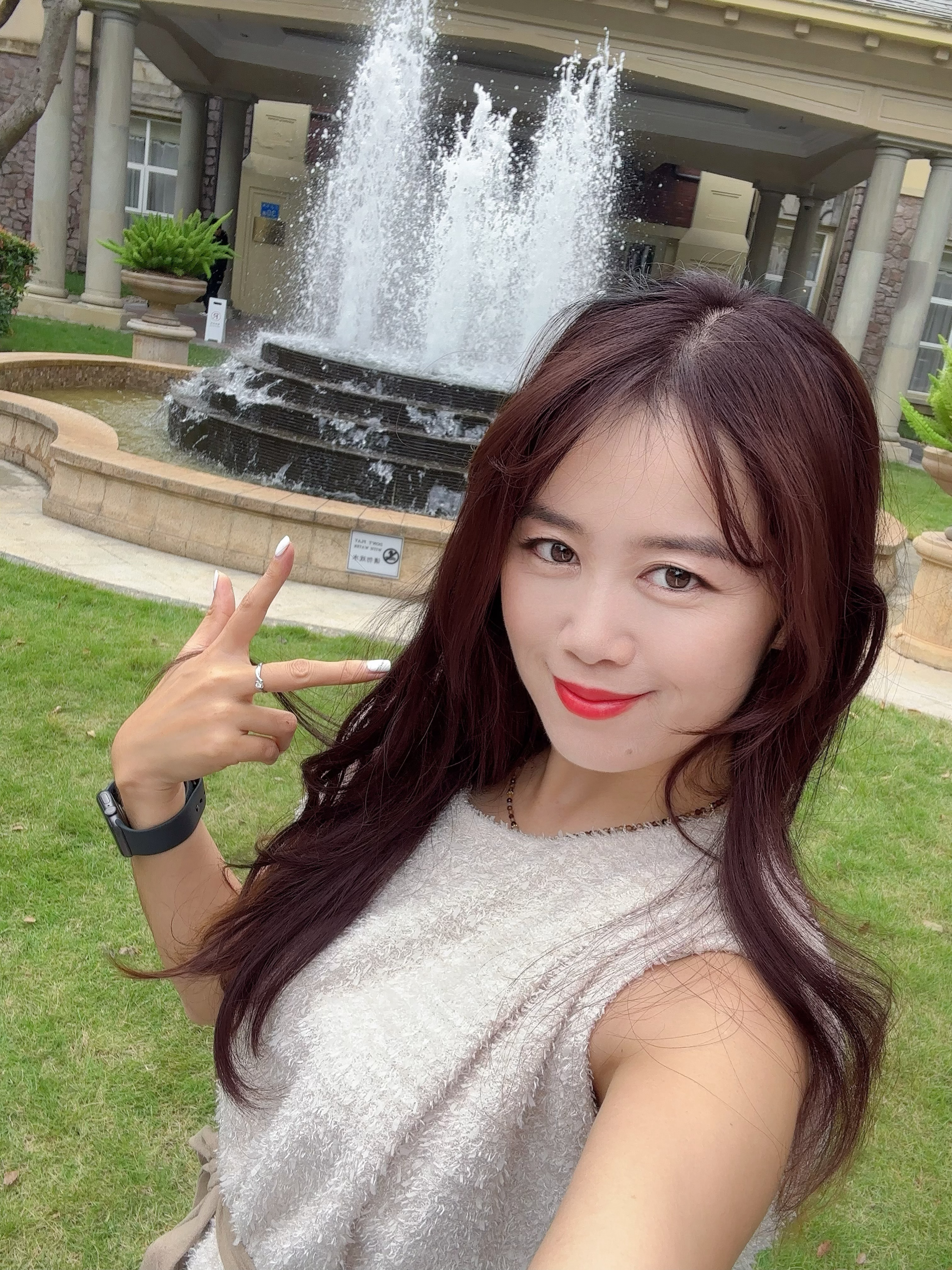 祝看到喷泉的的宝宝们心情美好一天，今天我选择穿着白裙子  