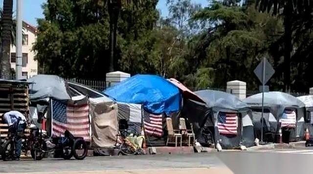 最近有个词在美国火了，叫“斩杀线”。
游戏里的术语，血条一空，瞬间秒杀。现在，它