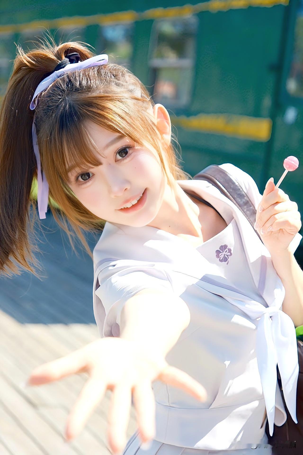 你喜欢哪一种气质的美人?
『阳光少女ℓ绿皮火车前的倩影』
绿皮车厢载虽已悄然不动