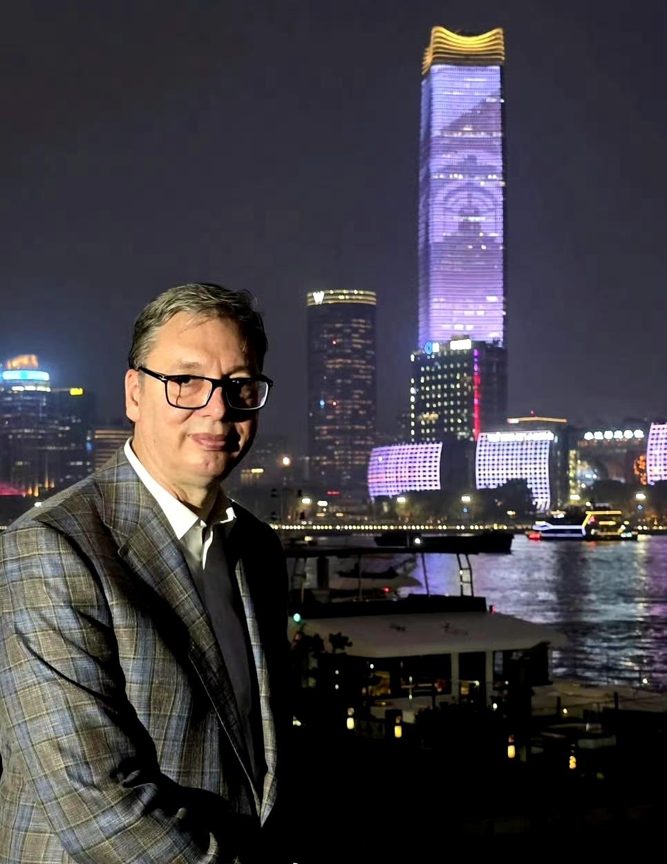 武契奇夜游上海滩