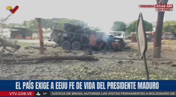 美军袭击的加拉加斯米兰达空军基地的视频截图

有正在冒烟的坦克，还有路边被击毁的