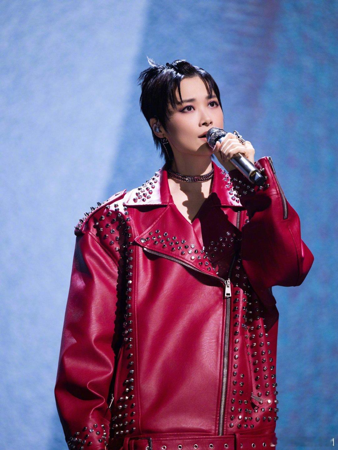 李宇春周笔畅20年后再同台合唱 也是没有想到时隔二十年还可以看到李宇春周笔畅再一