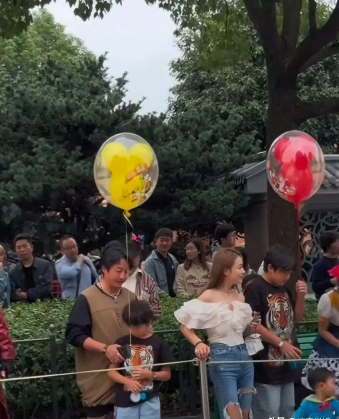 冉莹颖和邹市明带着孩子出席活动，的夫妻俩都瘦了不少，看着家庭压力确实是很大啊！邹