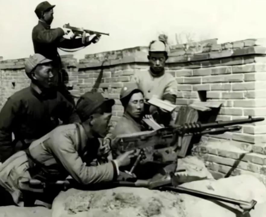 1939年，一地主将300名八路军接到家中休养，谁料八路军还没待一会，2000名