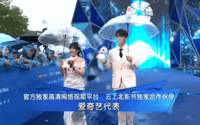 北影节最让人破防的福利爱奇艺会员实现红毯自由 别人追星靠屏幕，爱奇艺会员追星靠红