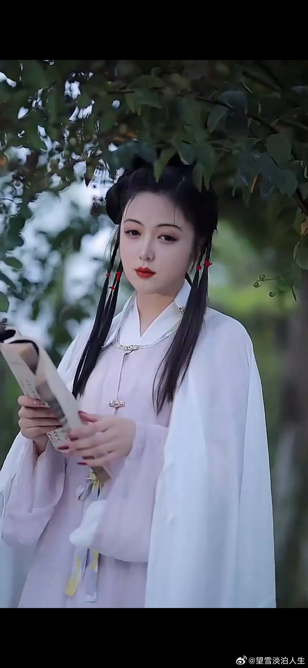 #情感#              《素笺》素笺初试笔，红粉已成灰。何以解忧愁，