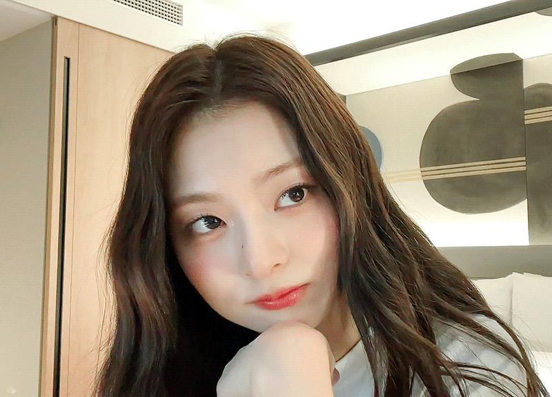 李娜炅[超话] 🐣 蜜桃笑颜李娜炅  [动图]241110 wvs直播 动图©