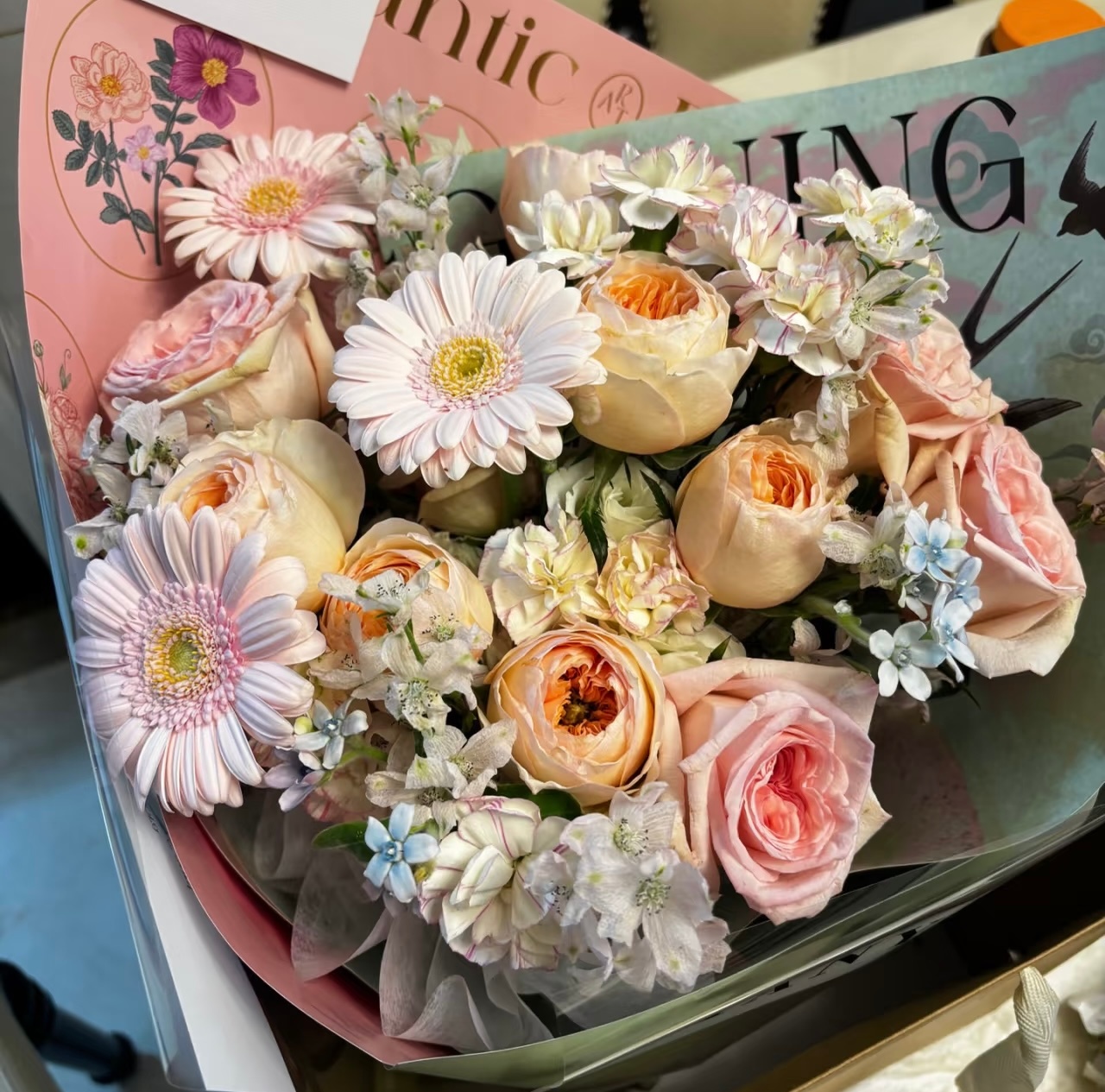 减肥的两个人按着炒饭就吃，腊肉饭配酸萝卜香个跟头。这个形态的荷包蛋我不爱吃，但是