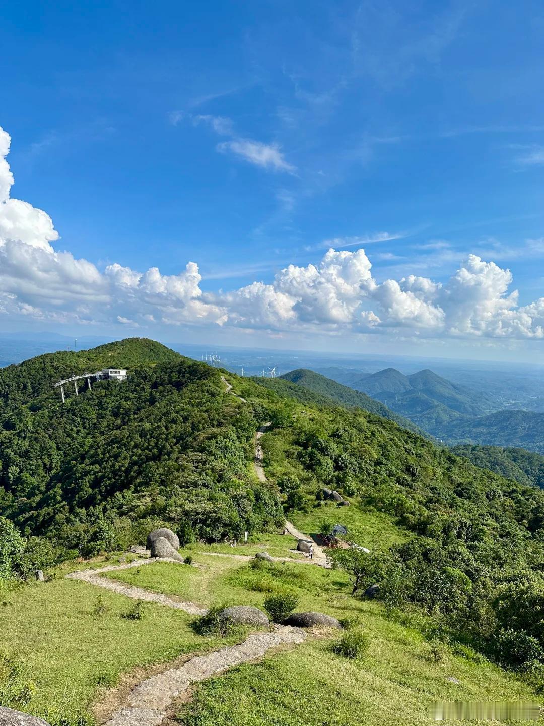 暂离都市的纷扰，寻觅钦州山野的静谧～连绵森林铺开满目的绿，清浅山水绕着石缝流淌，