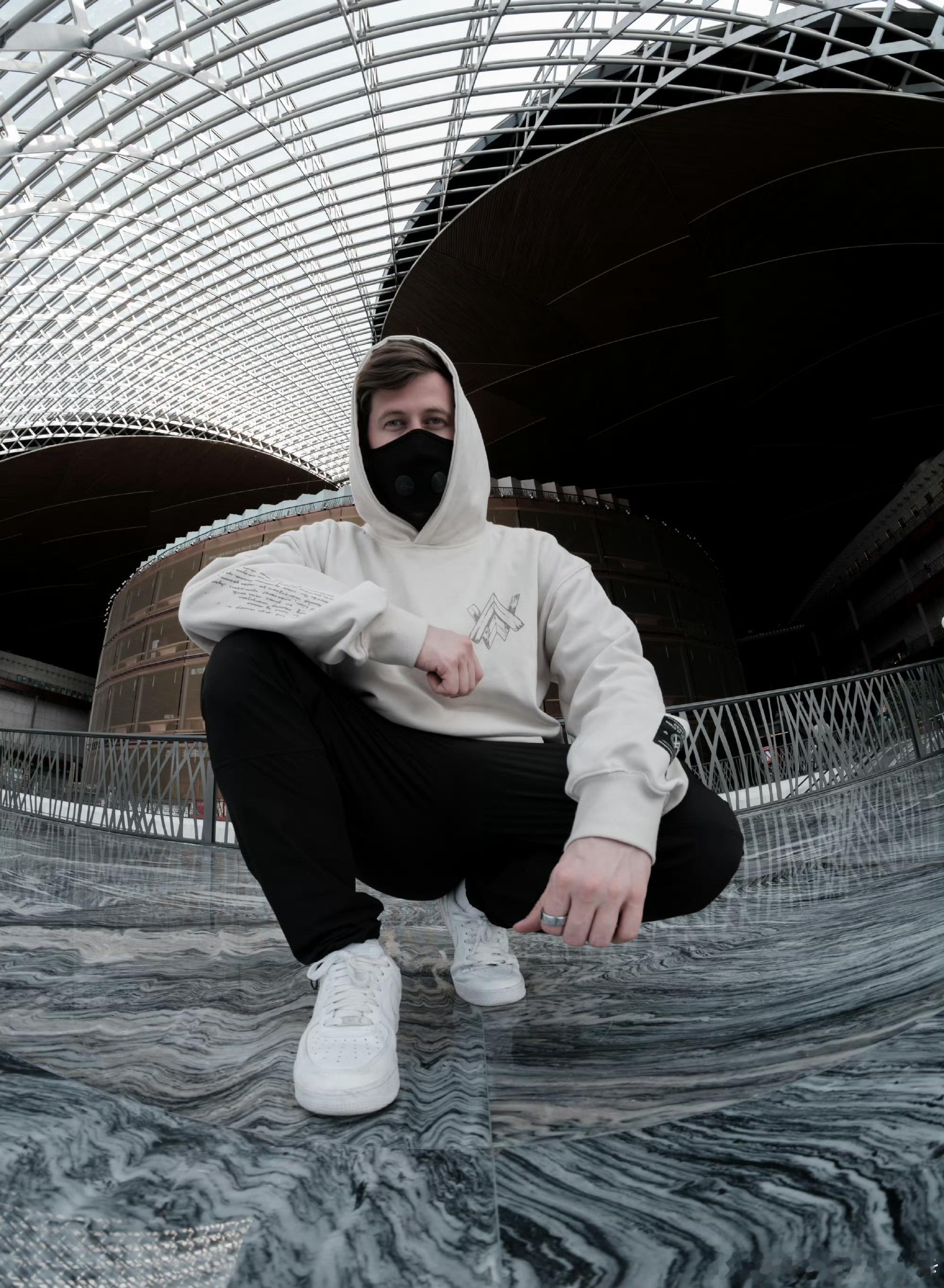 AlanWalker说豆汁的味道很神奇很难想象横扫电音圈的Alan Walker