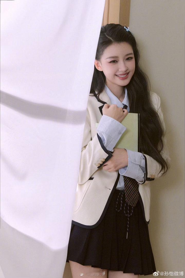 孙怡巧烹自热火锅乘风2026 看孙怡煮自热火锅，像在看一场小型表演。加水的时间、