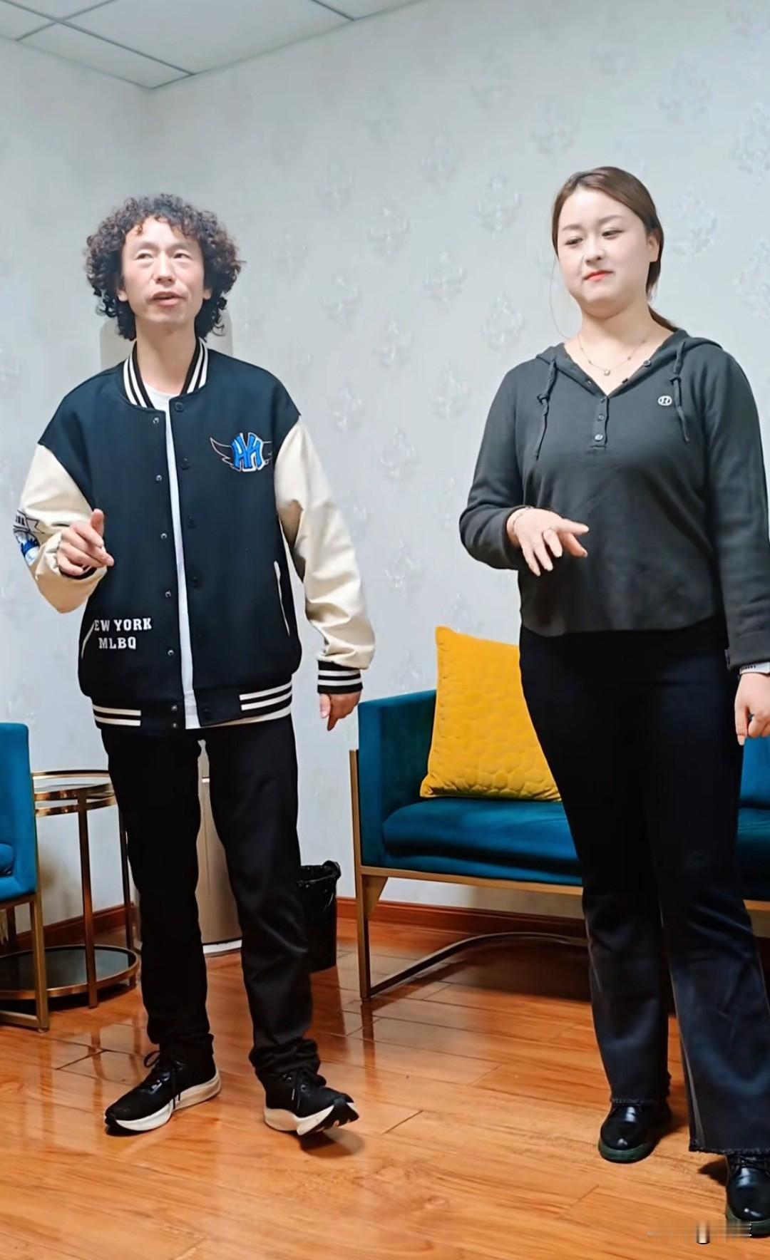 庞麦郎唱《我的滑板鞋》边唱边跳，身边的女孩还是第一次在他的视频里看到。以庞麦郎的
