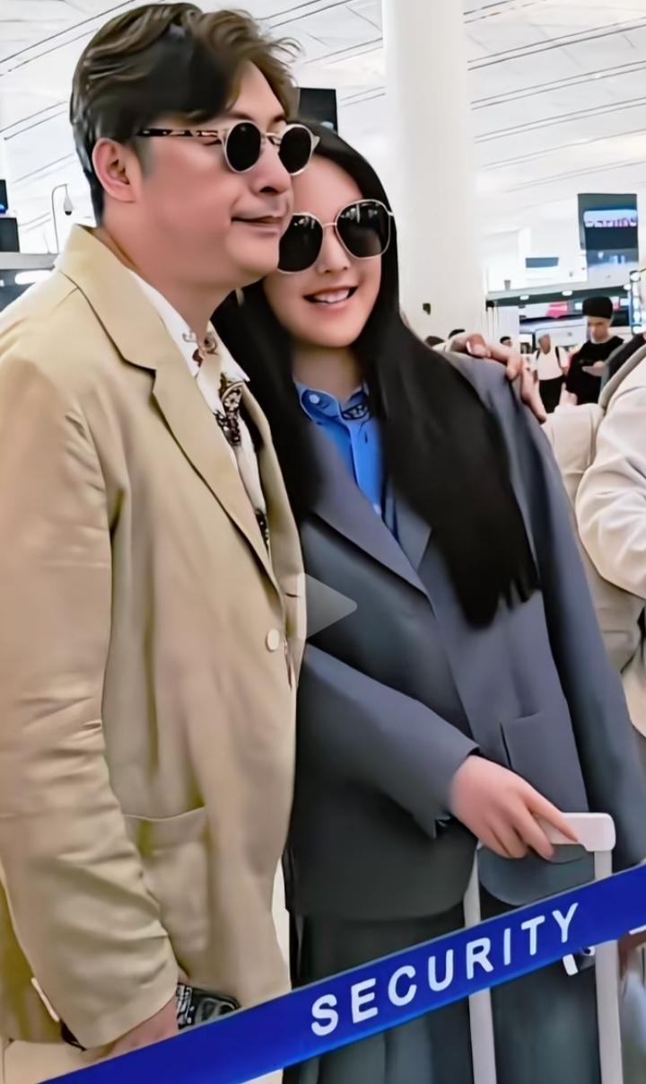 王岳伦机场送别女儿，王诗龄模样大变样了！
 
机场人潮涌动，王岳伦专程现身送女儿