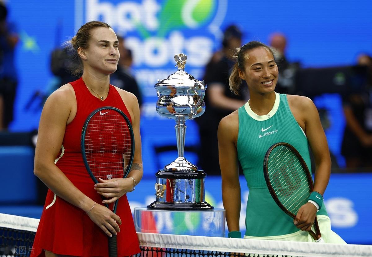 最近在武汉天河国际网球中心，郑钦文和萨巴伦卡进行 WTA1000 女单决赛。第一