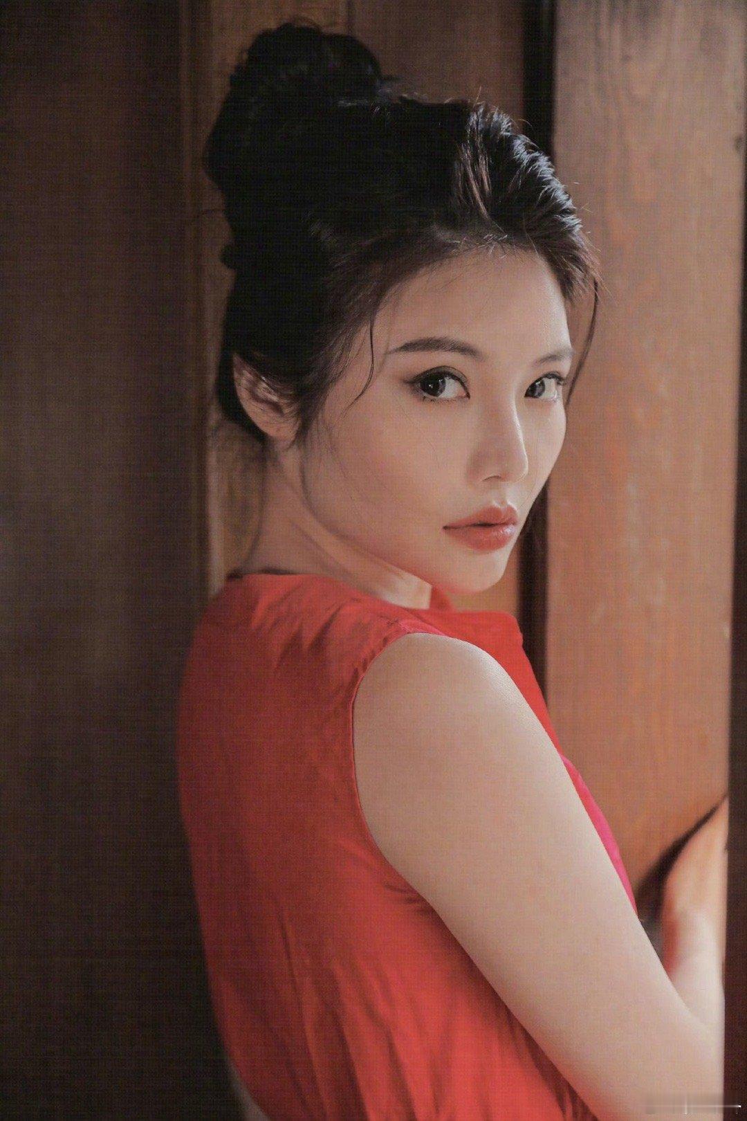 徐冬冬 肚子厚是个人风格 徐冬冬坦然笑称“肚子厚是个人风格”，与尹子维同框甜蜜满