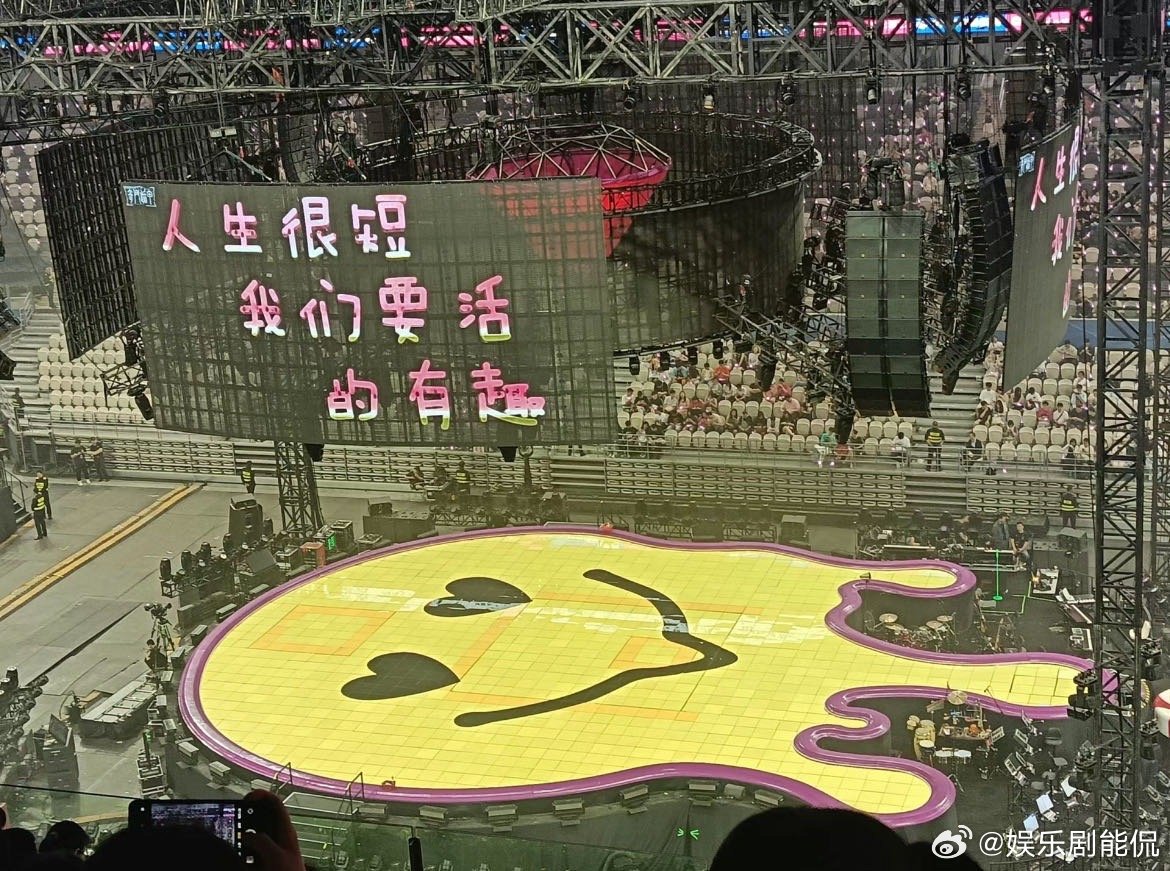 #张碧晨把浪漫玩明白了#被张碧晨的浪漫治愈了！她的每一场演唱会都有专属的浪漫，用